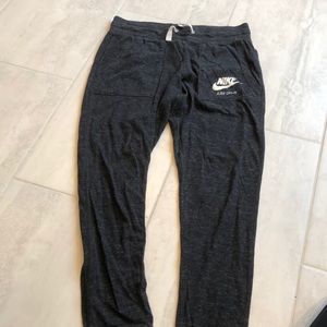 Cropped Nike joggers
